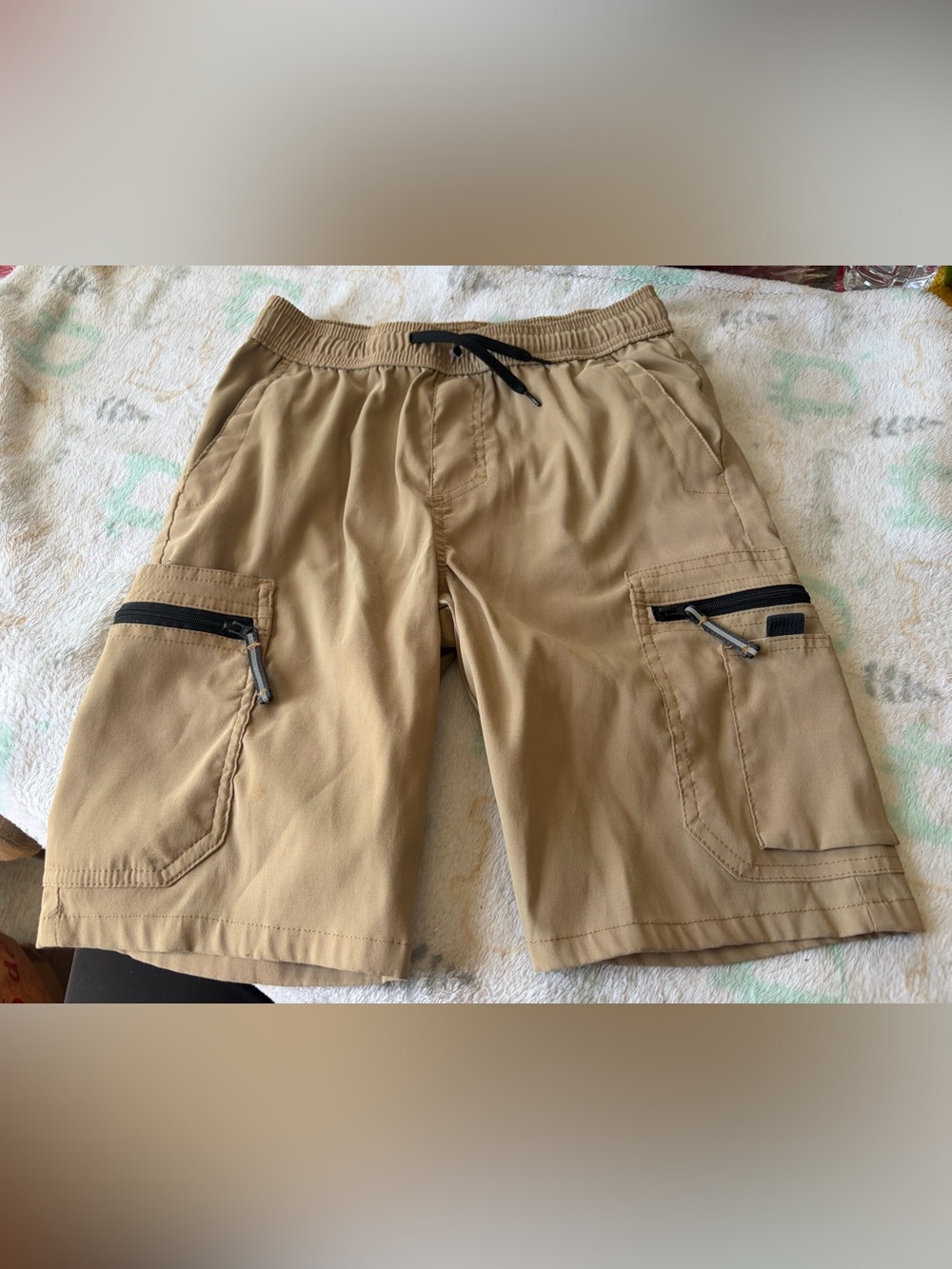 Wrangler Tan Cargo Shorts with Black Zippers